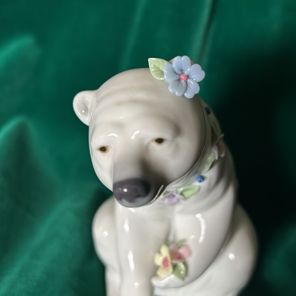 LLADRO RESTING POLAR BEAR WITH FLOWERS #6355-G - Picture 7 of 10